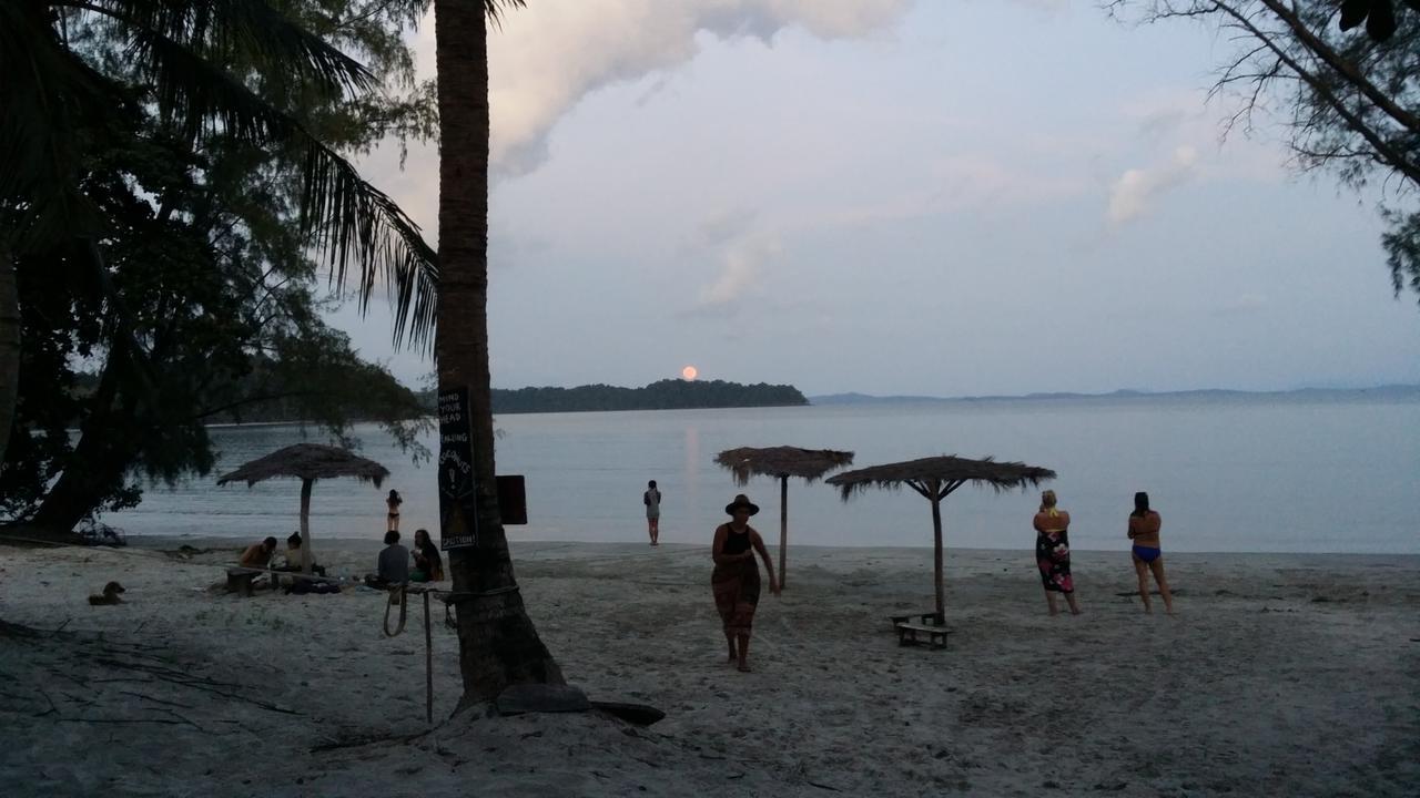 The Last Point Hostel Koh Ta Kiev Exteriör bild