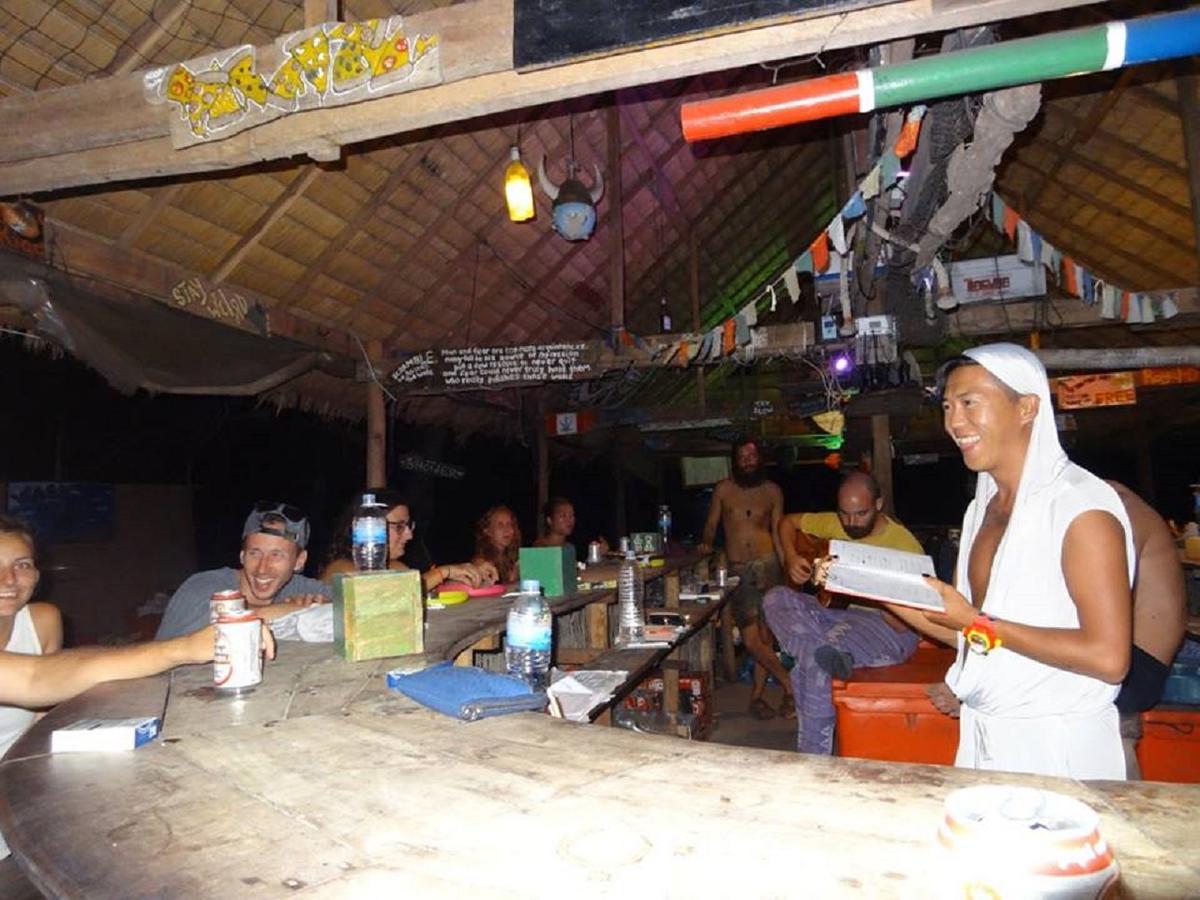 The Last Point Hostel Koh Ta Kiev Exteriör bild